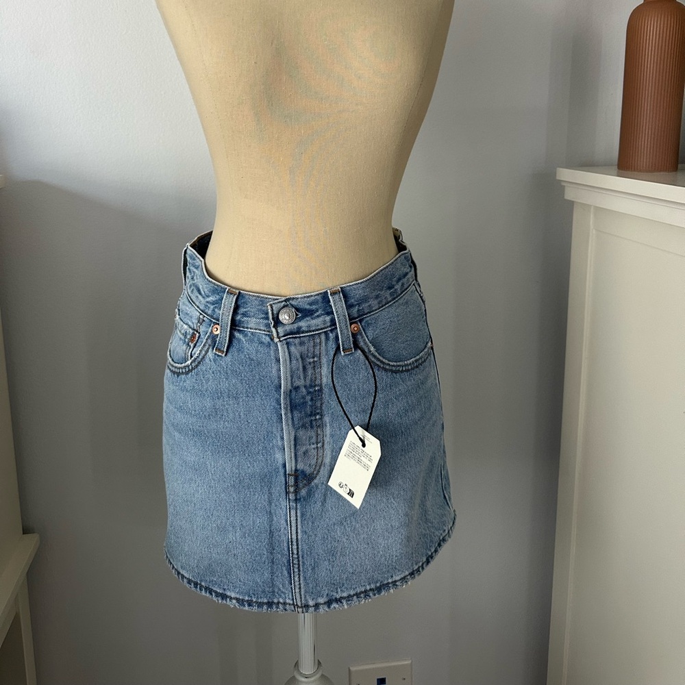 Levi’s Icon Denim Skirt – Size 24 (New with Tags) - Picture 1 of 3